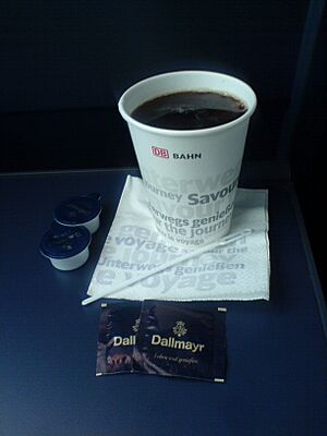 DB-Kaffeebecher am Platz (ICE)