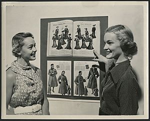 Deux mannequins regardent la mode d’autrefois dans des catalogues de Simpson’s