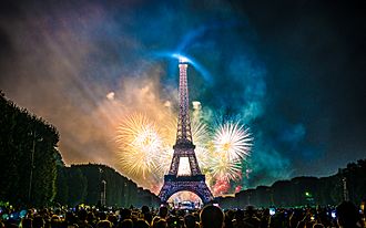 Feu d'artifice du 14 juillet 2017 depuis le champ de Mars à Paris, devant la Tour Eiffel, Bastille day 2017 (35118978683).jpg