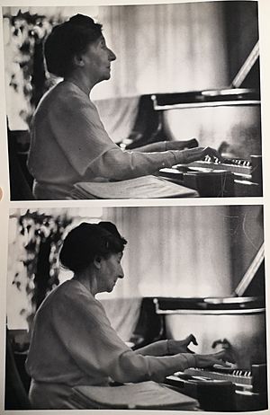 Landowska plays piano