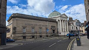 Perth Museum and Art Gallery (geograph 7918969).jpg