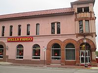 Wells, Fargo in downtown Seguin, TX IMG 8165