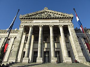 2016 columnas de la fachada del Palacio Legislativo de Montevideo
