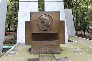Acercamiento a monumento a Lázaro Cárdenas en Parque España