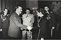 Bundesarchiv B 145 Bild-F051625-0295, Verleihung des EK an Hanna Reitsch durch Hitler