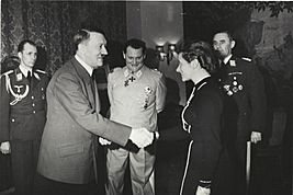 Bundesarchiv B 145 Bild-F051625-0295, Verleihung des EK an Hanna Reitsch durch Hitler