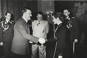 Bundesarchiv B 145 Bild-F051625-0295, Verleihung des EK an Hanna Reitsch durch Hitler