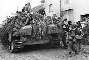 Bundesarchiv Bild 101I-301-1955-15, Nordfrankreich, Panzer V (Panther) mit Infanterie