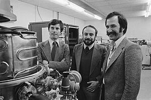 Europese astronauten in Utrechts ruimtevaartlaboratorium v.l.n.r. Ulf Merbold, Bestanddeelnr 929-5963