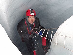 Karmenka explorando interior glaciar