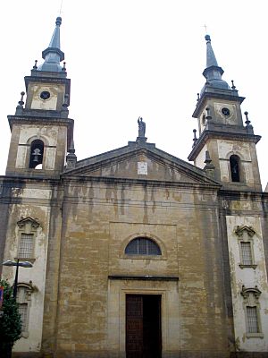 Pola de Siero (Siero) - Iglesia de San Pedro 00.jpg