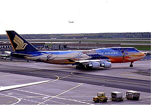 Singapore Airlines B747-400 (9V-SPK) in Tropical livery