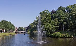 Zwolle, fontein in Stadsgracht bij Museum de Fundatie foto4 2016-06-05 10.03