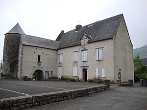 Aussurucq (Pyr-Atl, Fr) La mairie dans le château, coté cour