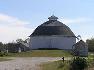 Bert Leedy Round Barn Fulton County Museum P9270568