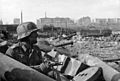 Bundesarchiv Bild 116-168-618, Russland, Kampf um Stalingrad, Soldat mit MPi