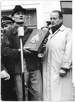 Bundesarchiv Bild 183-15198-0002, Bergarbeiter, Ehrung