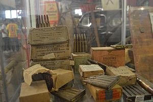Diferents tipus de munició. Les caixes de l'esquerra van ser fabricades per la CIG