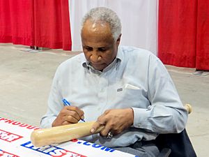 Frank Robinson signs autographs in Jan 2014