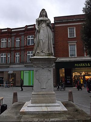 Queen Victoria statue, Reading (3)