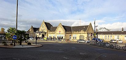 Stirling railway station, frontage, Scotland.jpg
