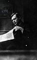 Tristan Tzara lisant L'Action Française
