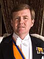 Zijne Majesteit Koning Willem-Alexander met koningsmantel april 2013 (cropped)