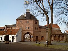 2007-03-11 13.31 Harderwijk, stadspoort aan kant van Veluwemeer foto1