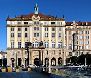 20121011070DR Dresden Altmarkt Haus Altmarkt + Wasserspiele