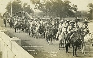 Alfredo Campos y Su Guerrilla, Entrando a Culiacan, Abril de 1912 (21629446670) (cropped)