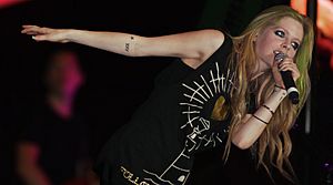 Avril Lavigne leaning, St. Petersburg (crop)