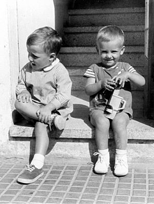 Carles Puigdemont, de petit amb el seu germà gran