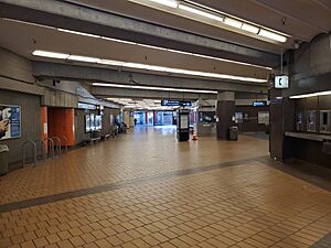 Concourse at Richmond station, March 2021
