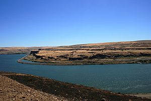Deschutes to left - scablands erosion directly ahead