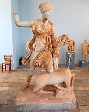Estatua de Artemisa matando un ciervo (Museo de Delos -Grecia-, segunda mitad del siglo II a.C.)