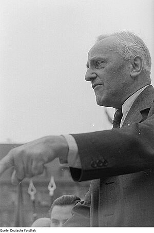 Fotothek df roe-neg 0000452 001 Erich Zeigner, eine Rede auf der "Opfer des Faschismus - Friedenskundgebung" hal