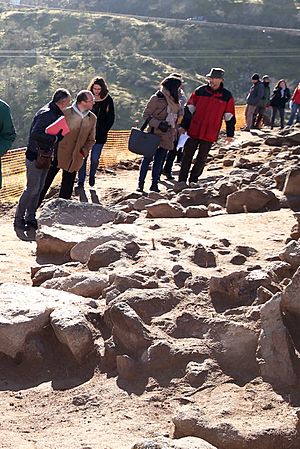 Marta García visita las obras de recuperacion del Cerro del Bú (15749830654) (cropped)