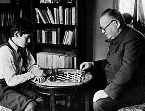 Maxim Litvinov plays chess 1936