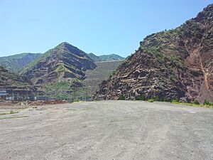 The tallest dam in the world - 304 m (984 ft) - panoramio