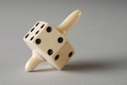 Witte zeskantige dobbeltol met zwarte ogen, objectnr 66324