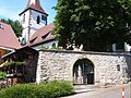 Aldingen-Ansicht von Südosten mit Kirche über Kirchhofmauer (mit ehemaligem Kammertor)-010608