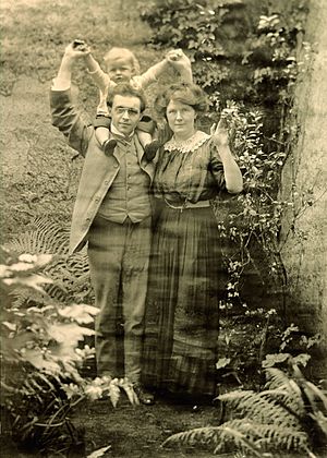 Aloys and Tilly Fleischmann with their son Aloys, Cork 1913