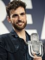 Duncan Laurence with the 2019 Eurovision Trophy (cropped)