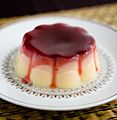 Griesmeelpudding met rode bessen saus