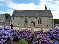 Loc-Eguiner-Saint-Thégonnec L'église et la borne miliaire
