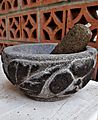 Molcajete con tallados florales