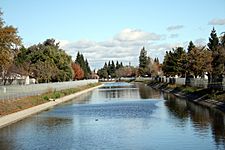 Pocket-Greenhaven, Sacramento Canal
