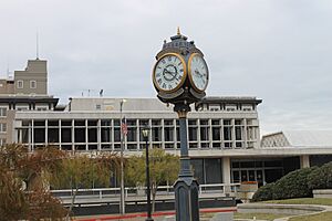 Rotary Club clock (1916) with Alexandria City Hall in background IMG 4314