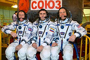 Soyuz TMA-19M crew in front of their spacecraft