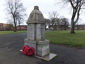 War memorial, Elder Park (geograph 3574334)